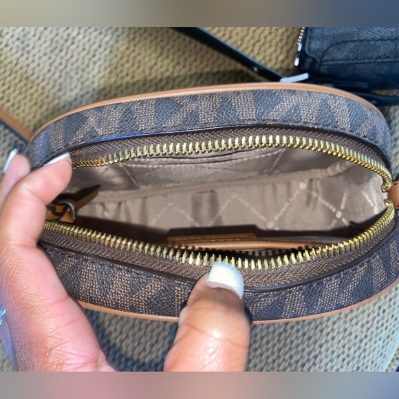 Michael Kors Crossbody purse - Picture 4 of 7